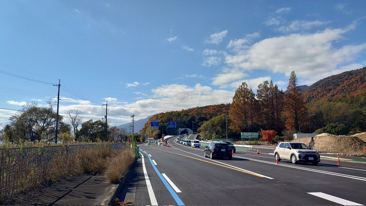 湖西道路バイパス開通後の白髭神社方面道路、紅葉に囲まれた新ルートの眺め