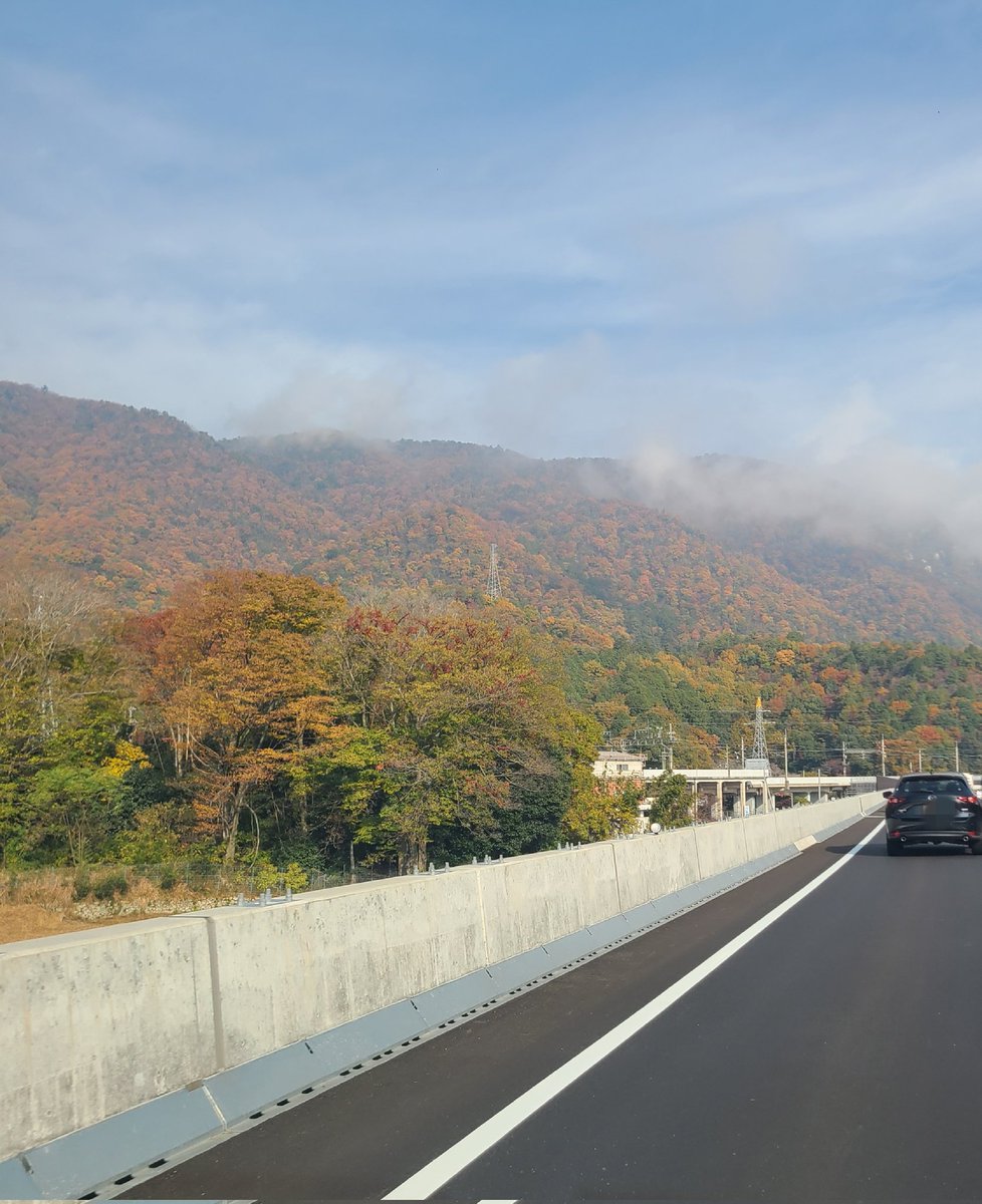 11月24日開通の国道161号北小松の新しいバイパス道路、比良山の紅葉が広がる眺め