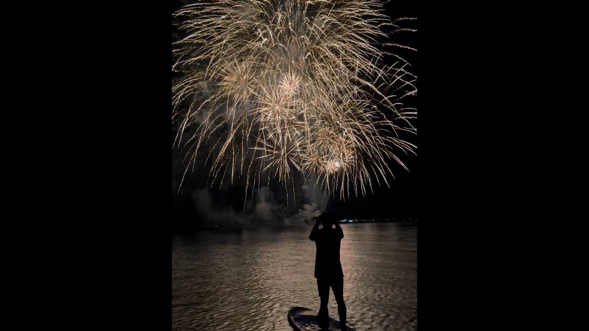 琵琶湖の夜空を彩る湖上花火をシルエットで捉えた象徴的な一枚。地元住民の記憶に残る夏の風物詩を体現