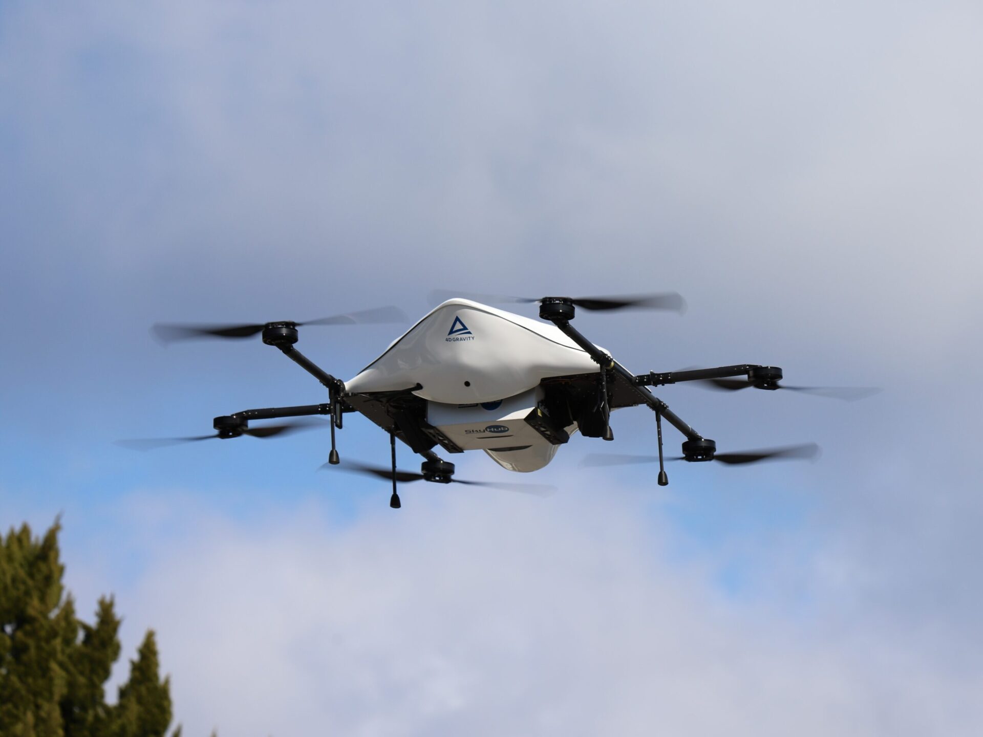 エアロネクストの物流専用ドローン「AirTruck」。4D GRAVITY®技術を搭載し、風速10m/s以上の条件下でも安定飛行が可能。災害時配送で活用される機体の実物。