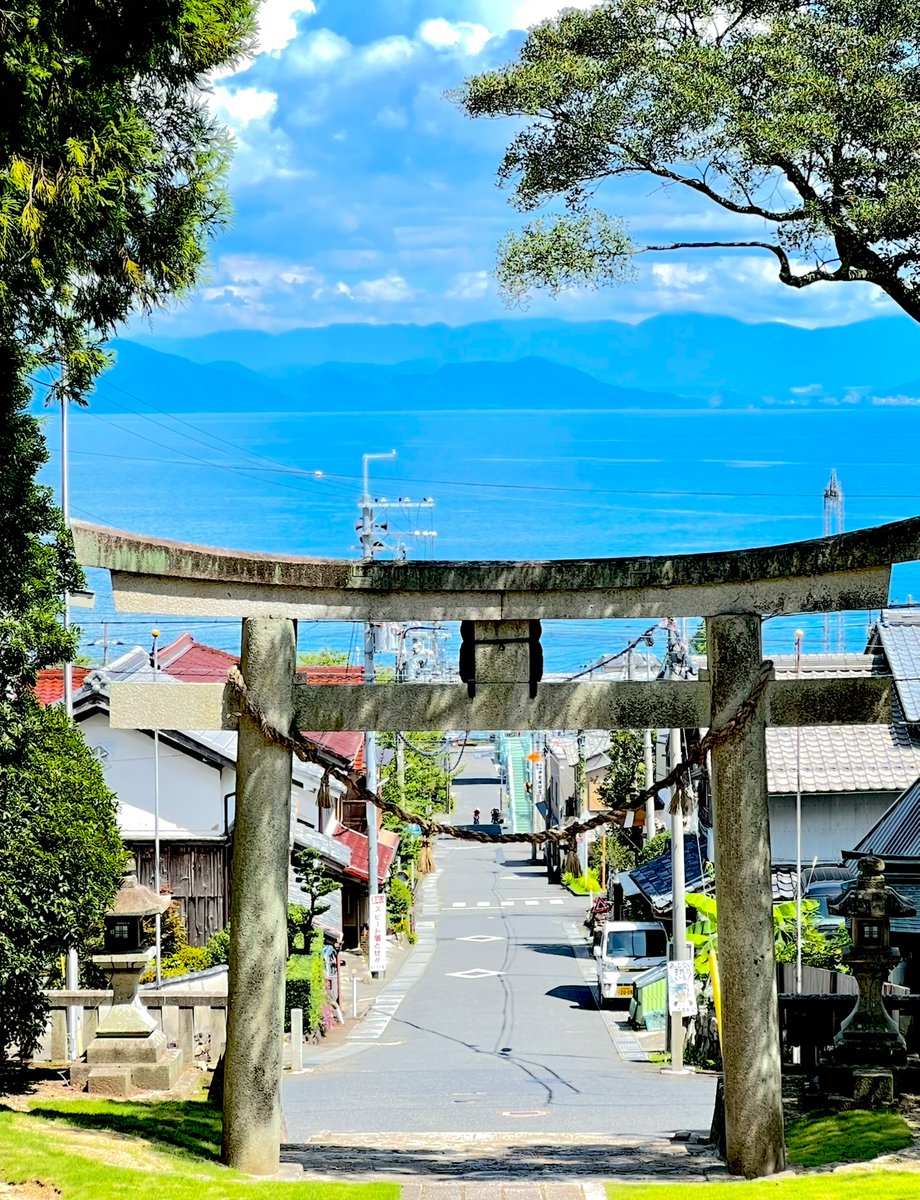 琵琶湖を望む鳥居と街並みの絶景を捉えた写真。青空と湖面が広がる開放感のある構図で、絶景賞受賞作「振り向けば・・・」として公式発表で紹介されたビジュアル。