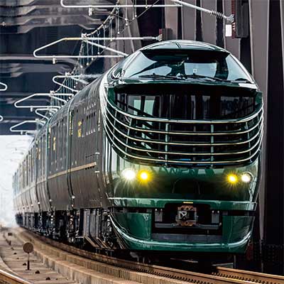 TWILIGHT EXPRESS瑞風の車両外観を捉えたイメージ写真。緑基調の車体と観光列車としての存在感が分かる構図。鉄道ファン向けメディアで紹介された87系関連のビジュアルを引用。