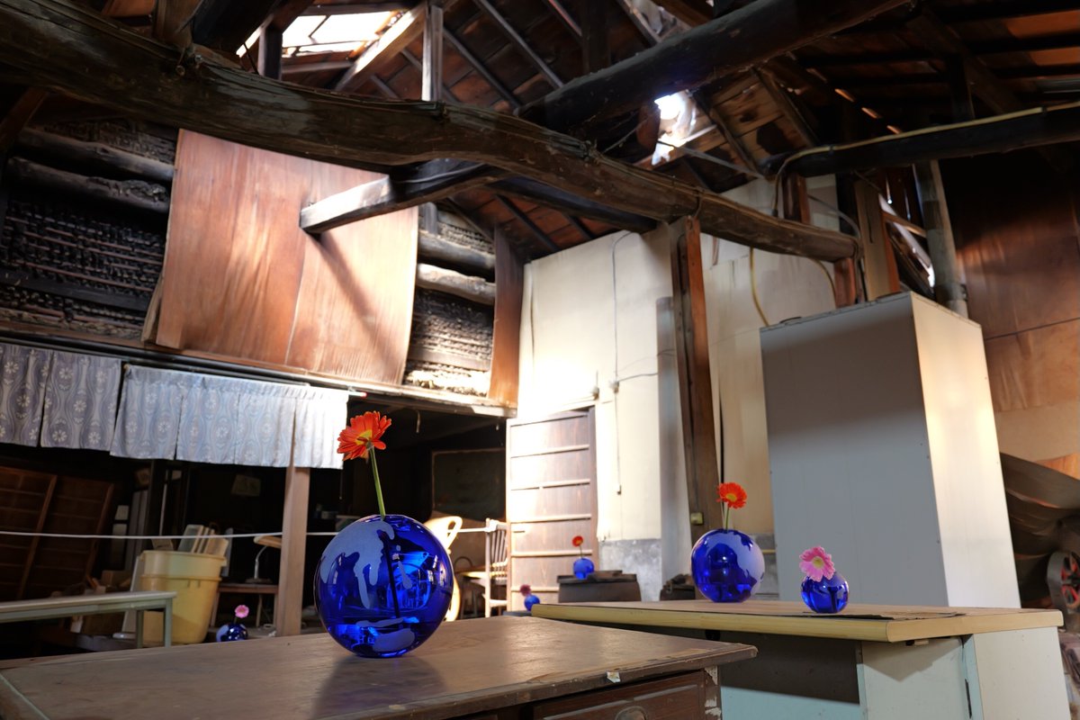 会場内に投影される海の映像作品風景