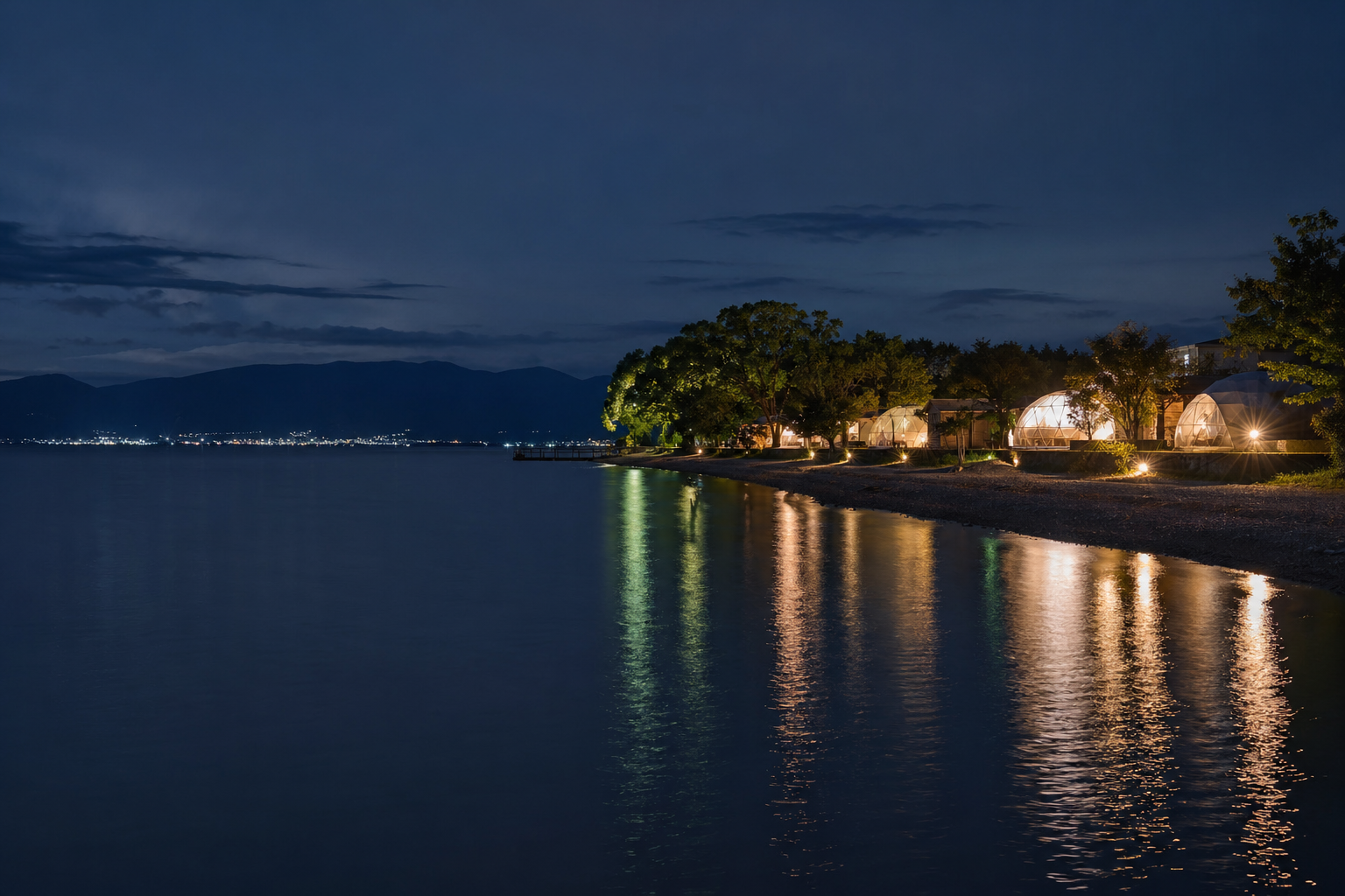 琵琶湖を背景にライトアップされたグランドーム滋賀高島の全景。夜の湖面に反射する光とドームテントのシルエットが調和した、イベントの象徴的な風景
