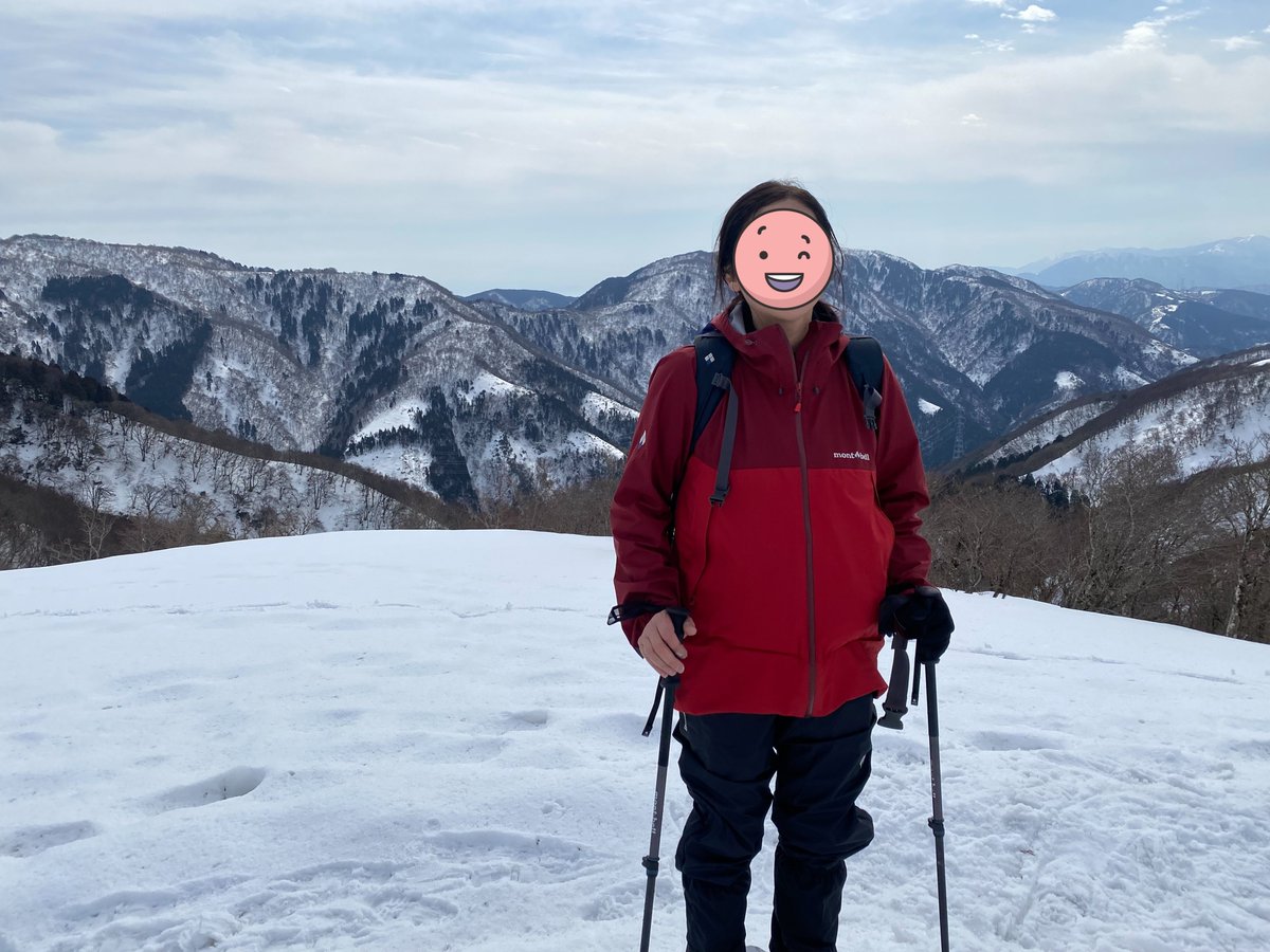 三十三間山の雪に覆われた山頂からの雄大な山並み風景。標高842mの豊かな自然環境を象徴し、イベントで観察する季節の植物や野生動物が生息する山岳地帯のスケール感を伝える