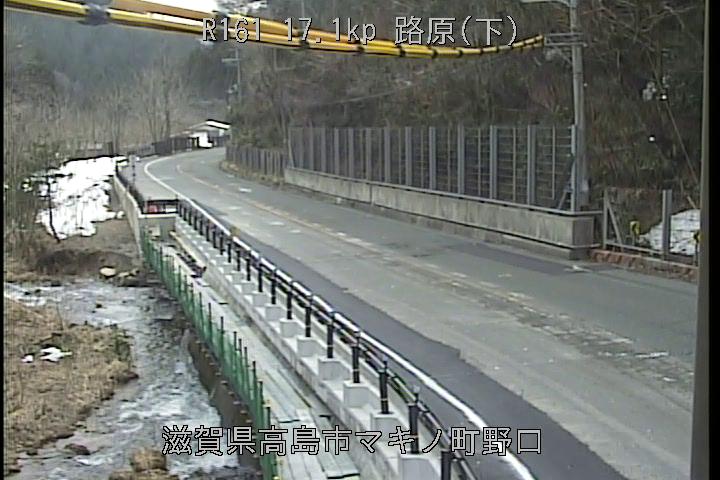 高島市マキノ町野口地区の国道161号における道路補強工事に伴う現場。琵琶湖西岸幹線の維持管理と片側交互通行が日常的に議論される路線であることを示す。