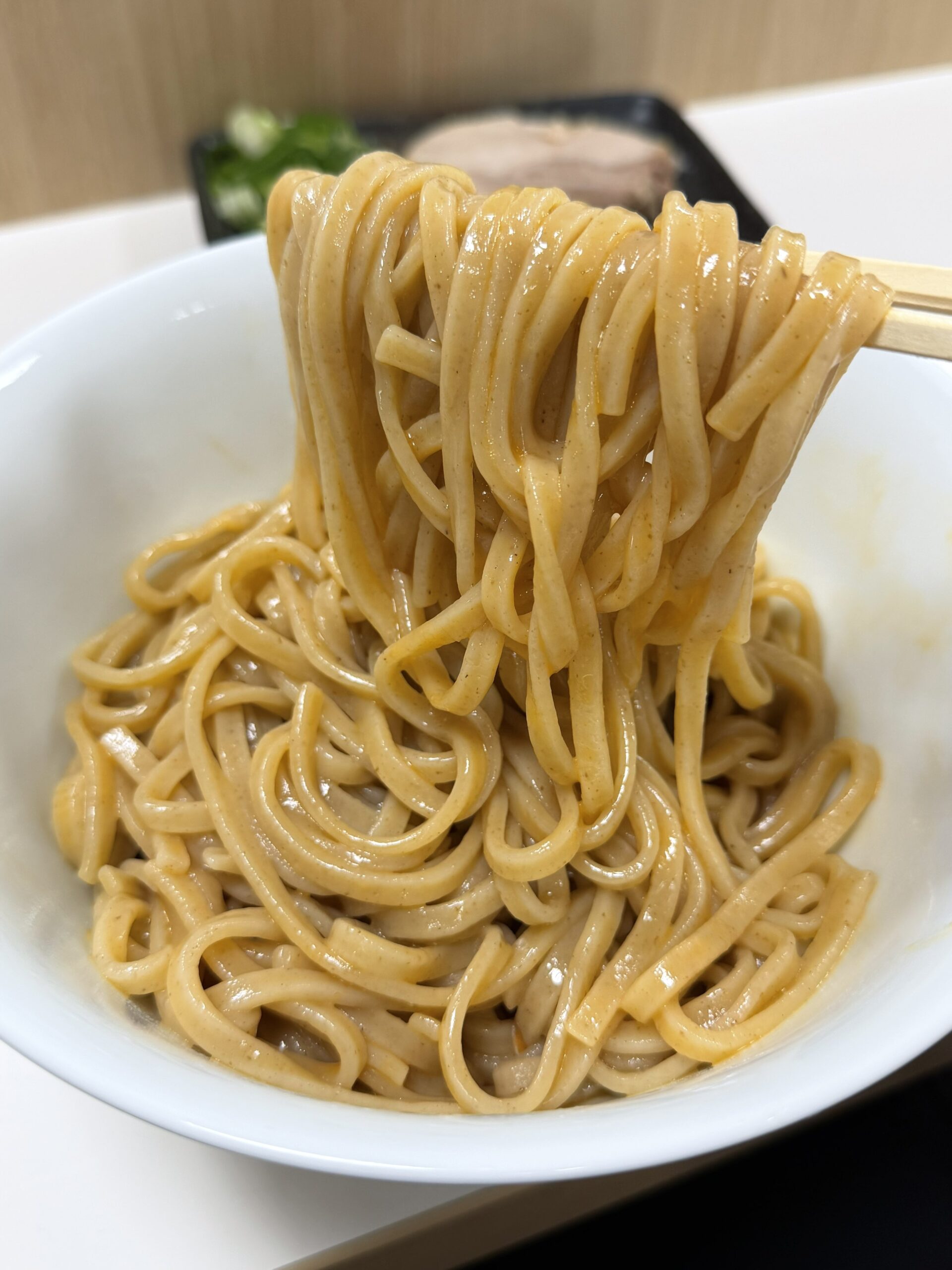 むにぐるめの同一投稿に添付された横長画像。複数の画面キャプチャを並べたコラージュ形式で、話題の投稿を俯瞰的に示す意図とみられる。