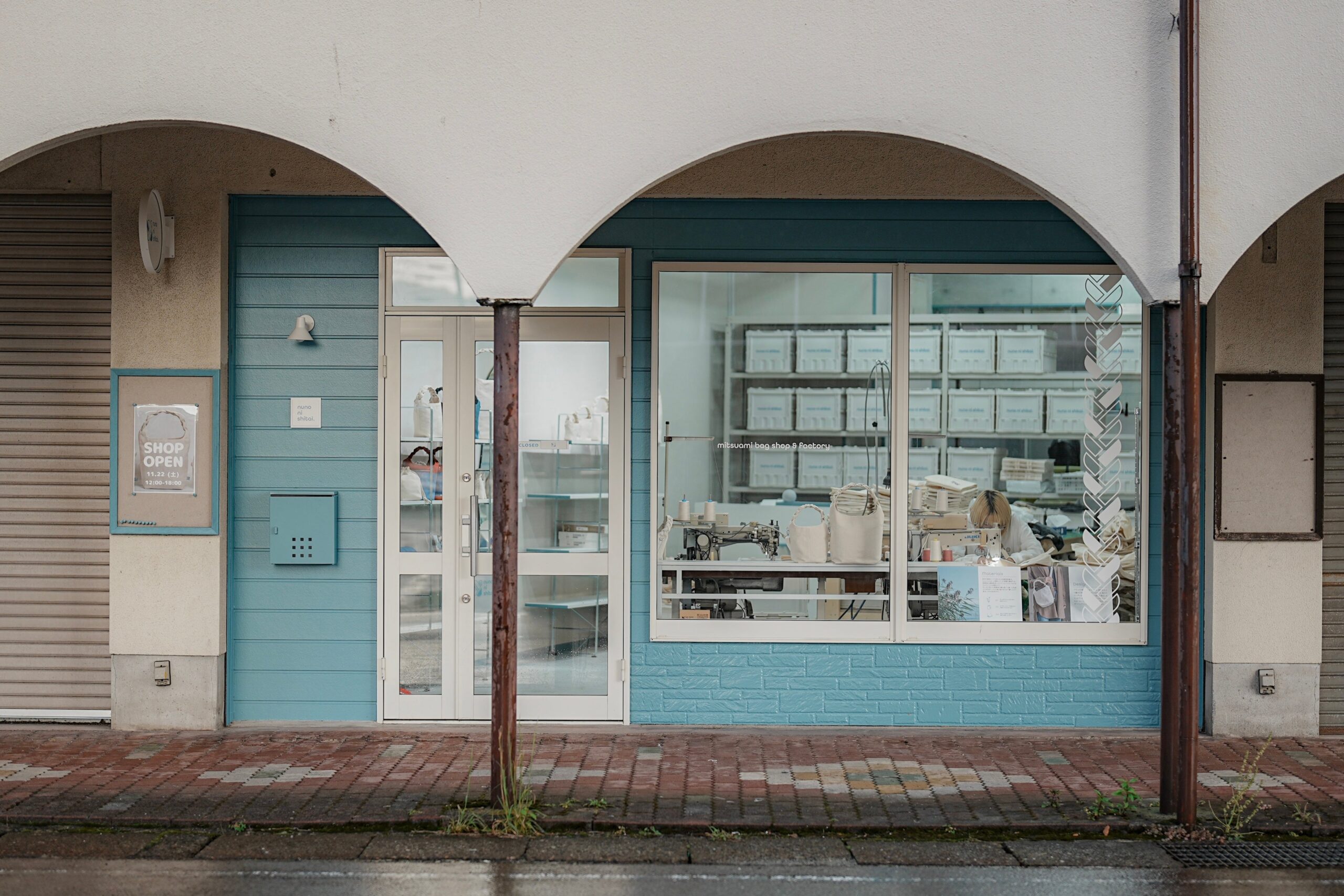 PR TIMESの工房兼店舗オープン告知に掲載された店舗外観写真。高島市今津町の商店街沿いのガラス面が写り、通行人から店内の様子が見える設計を示す。