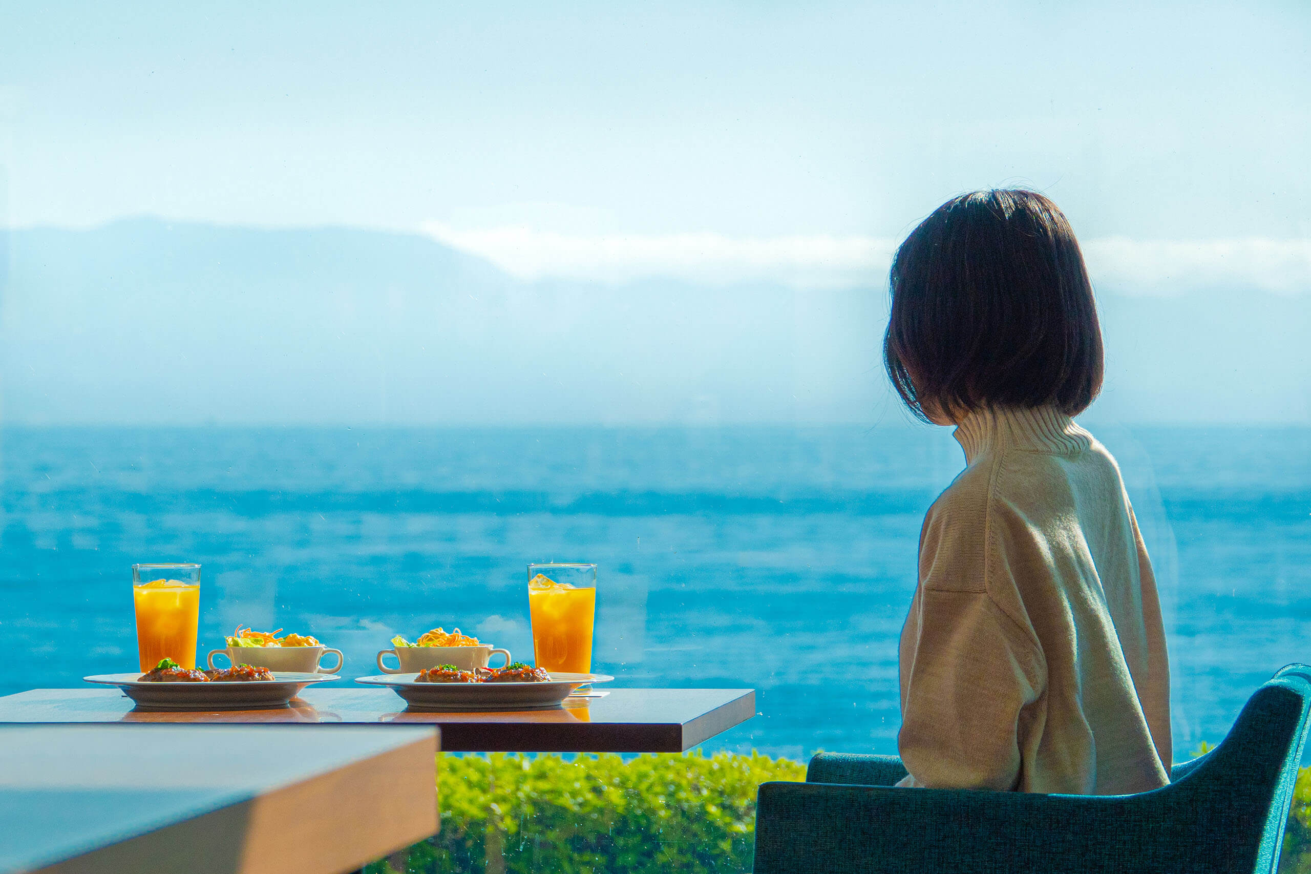 今津サンブリッジホテル公式サイト掲載の外観・敷地イメージ写真。琵琶湖畔のリゾートホテルとしての立地と建物の規模感が伝わるビジュアル。