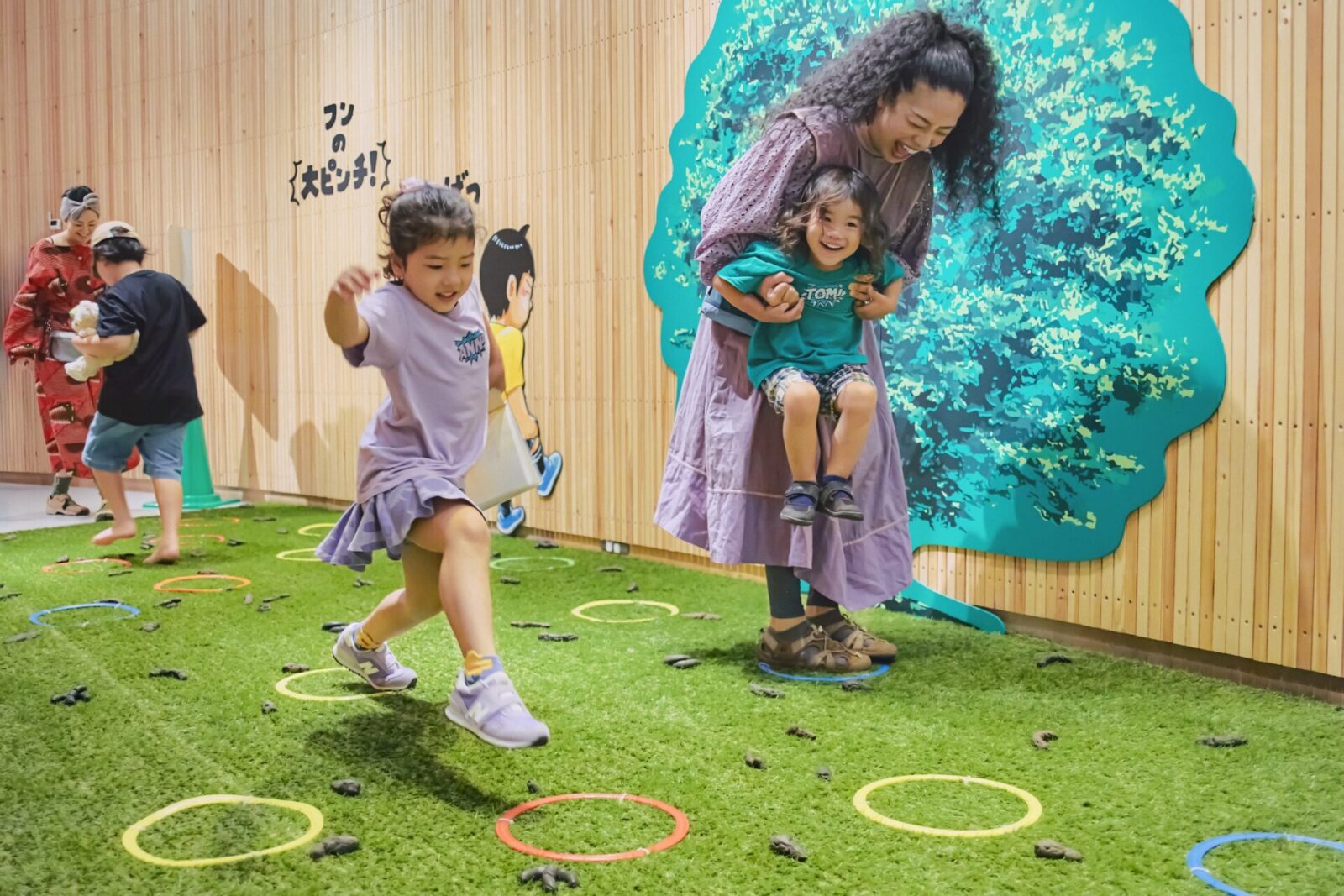 PLAY! 関連公式記事掲出の会場写真。展示空間の様子（同サイト一次掲出図版）。