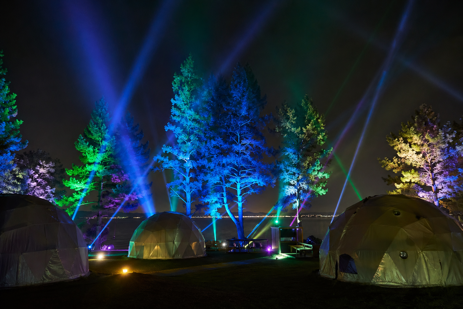 夜のグランドーム滋賀高島で開催されたミュージックライトショーの様子。カラフルな照明がドームテントとガーデンを照らし、音楽に同期した光の動きが幻想的に表現されたシーン
