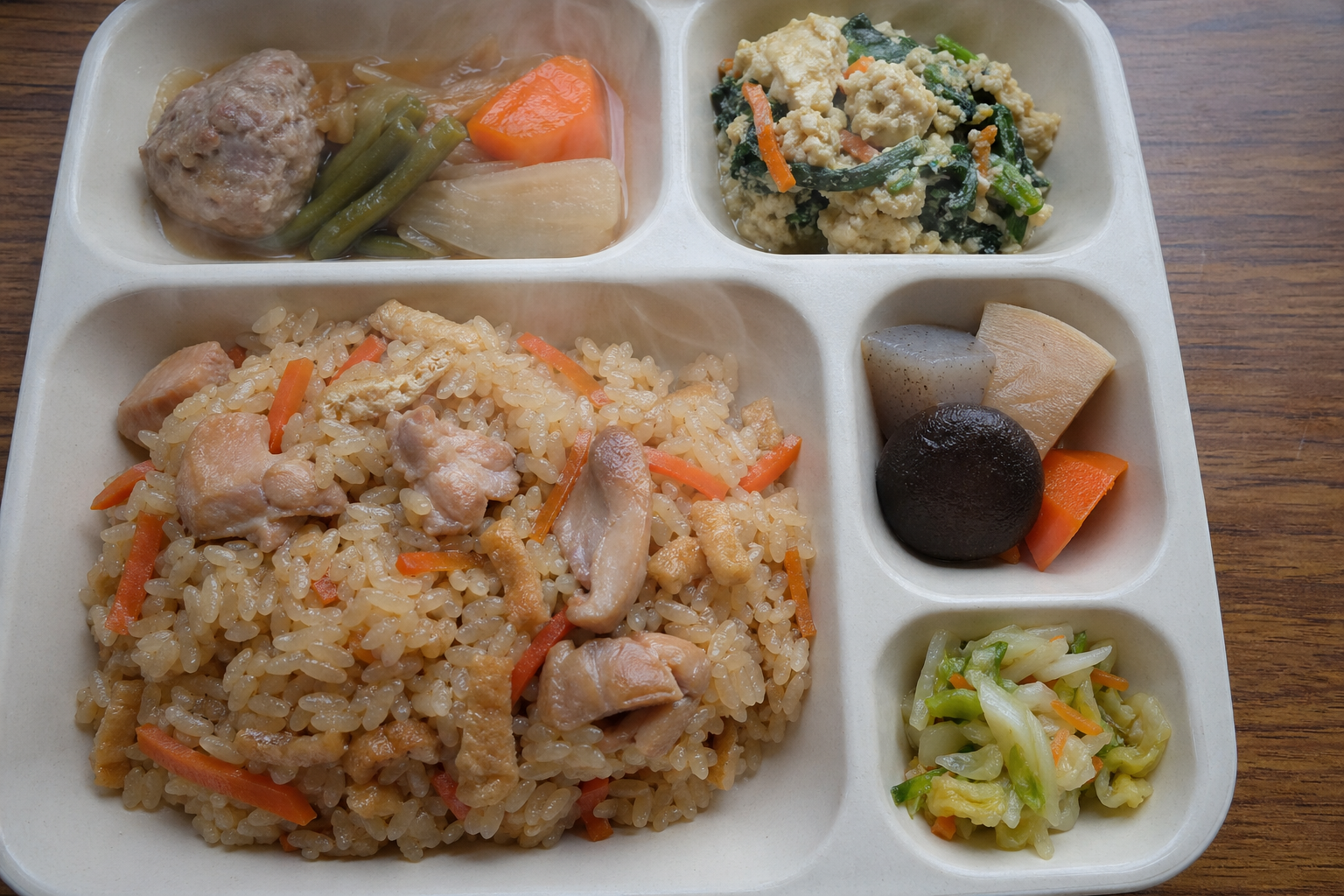 令和8年4月30日高島デーの主役である高島市郷土料理「しょいめし」。醤油で味付けした炊き込みご飯に具材を散らし、湯立て方式で仕上げた完成形。学校給食向けの盛り付けイメージ。