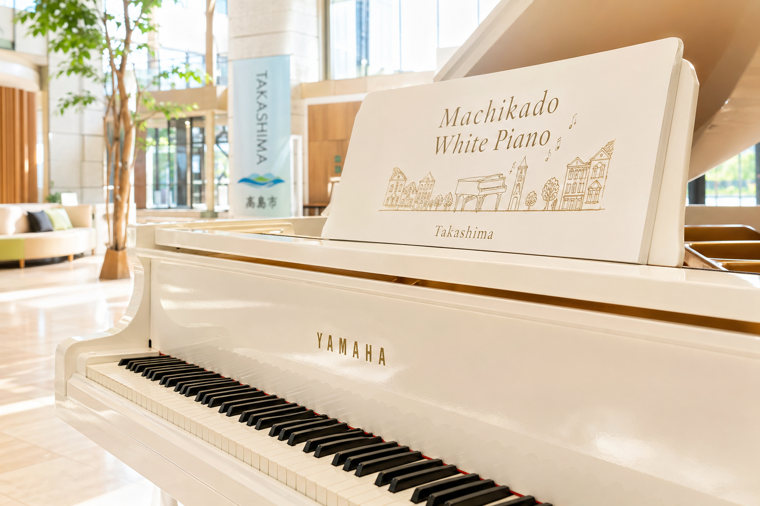 YAMAHA C2の白いグランドピアノの鍵盤と艶のある外装をイメージした編集部作成の図。会場の実物の写真ではない。