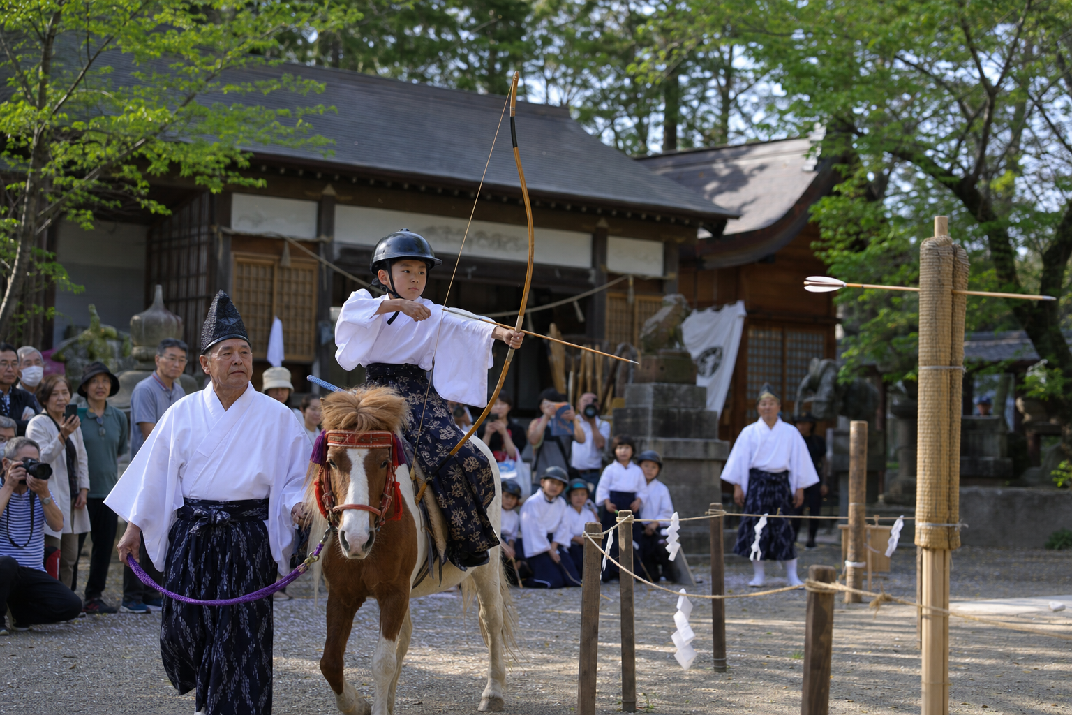 子どもたちによる流鏑馬の様子のイメージ。安全装備と馬場の雰囲気を意識した再現イメージ。