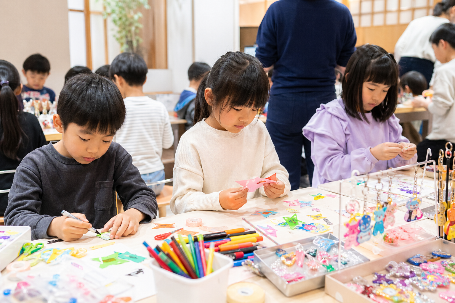 子どもが屋内で工作に集中する場面の参考イメージ。実際の教室・材料とは異なる場合があります。※AIにより生成した参考イメージです。
