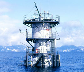 琵琶湖北湖・安曇川沖に設置された水資源機構の安曇川沖総合自動観測所の外観。水位・水質・波高などを24時間観測する施設で、2026年5月22日頃の公式X投稿では屋上に野鳥の雛がいる様子が共有された