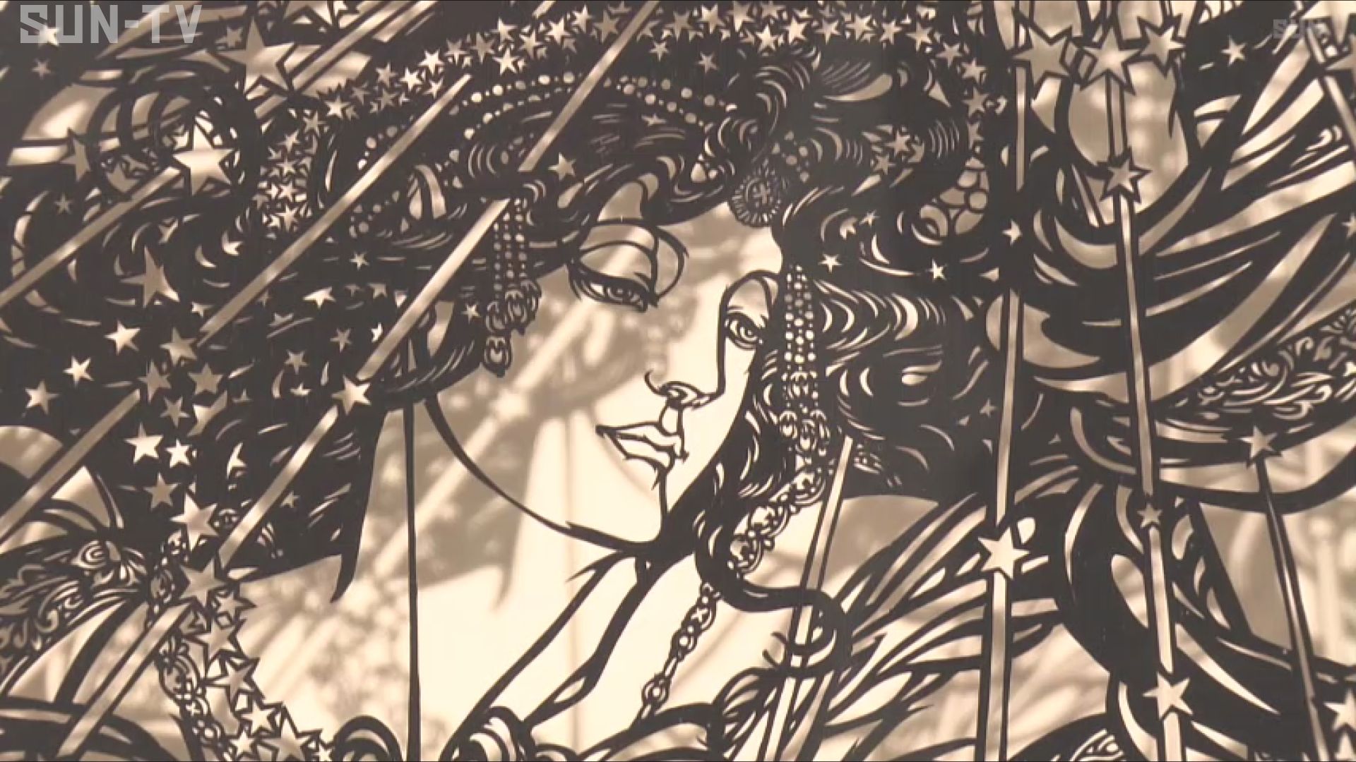 倪瑞良「切り絵・ミュシャの世界」展の公式ビジュアル。アルフォンス・ミュシャ風の装飾線を切り絵で再現した作品群の巡回展告知イメージ