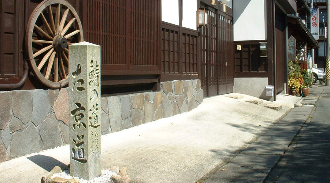 朽木の鯖街道周辺の風景。宿場町としての歴史景観は、花のシーズン以外でも訪れる価値がある