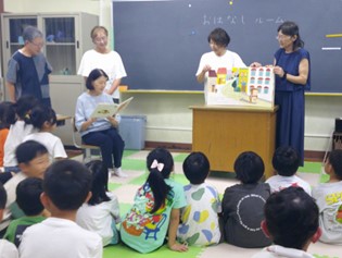 高島地域の地域学校協働活動の紹介ページに掲載されている、学校と地域が関わる読書関連の様子の写真。