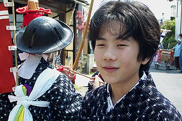 祭礼の行列や境内の様子を写した記録写真。