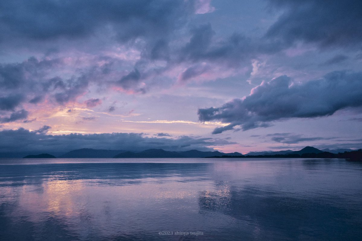 写真集『UNKNOWN LAKE 琵琶湖』の告知とともに投稿された、夕景や光の表現が並んだ作品例（同一投稿内の画像）。