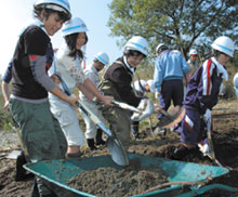 安曇川沖の観測施設周辺のイメージ。観測所の設置場所の水深が深いことへの配慮が説明されている図版
