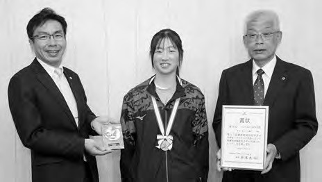 広報たかしま令和8年6月号「タウントピックス」掲載の万木蒼菜さん。第31回西日本チアリーディング選手権大会優勝に伴う表彰の様子で、メダルと賞状が写る。
