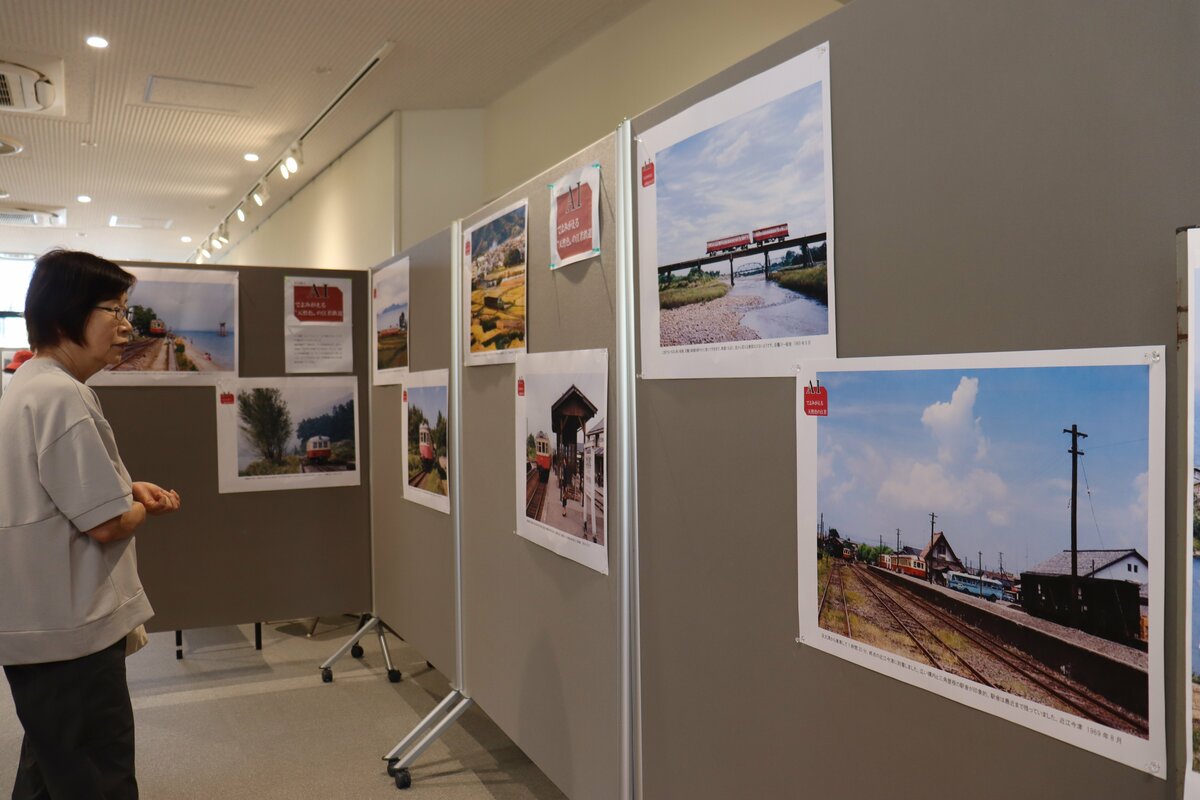 高島市今津町で開催中の第2回江若鉄道展を伝える京都新聞デジタルの記事写真。展示会場と江若鉄道資料の様子