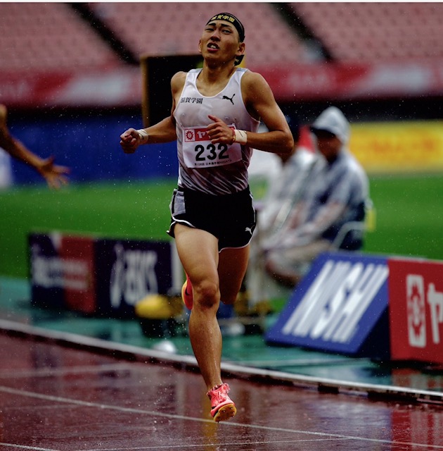 高島市出身の中距離走者・落合晃選手。今津北小学校、今津中学校、滋賀学園高校を経て世界の舞台へ進んだ本人の肖像