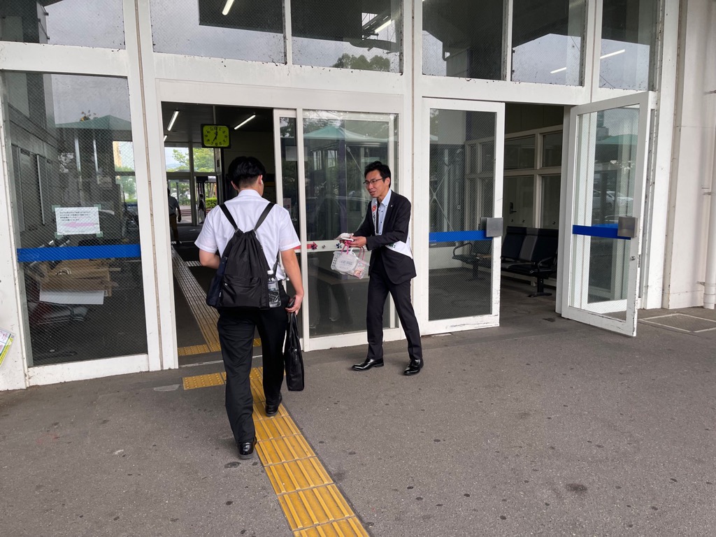第76回社会を明るくする運動の啓発活動の様子。高島市内で保護司会と更生保護女性会が中心となり実施された街頭啓発の写真