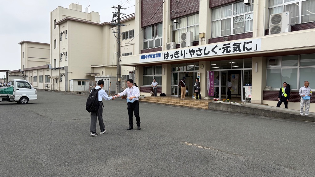 7月1日に湖西中学校などで行われた社会を明るくする運動の街頭啓発の様子