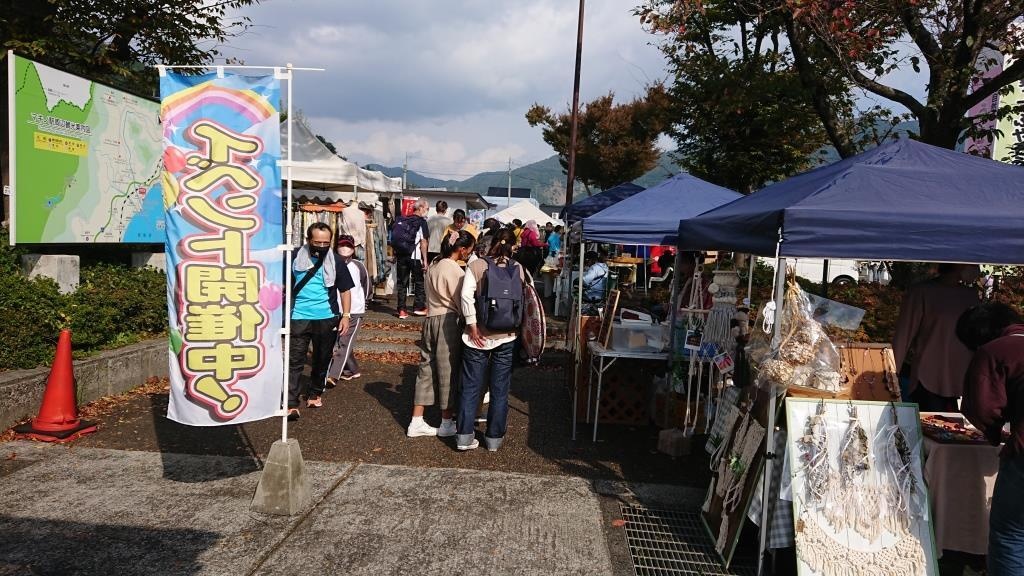 道の駅マキノ追坂峠の公式サイトに掲載されたイベント・催しの記録写真の一つ。会場内のにぎわいや展示の雰囲気を伝える構図です。