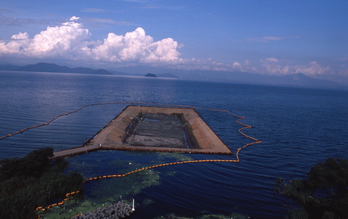 琵琶湖の沖に矩形の締切が見える空撮