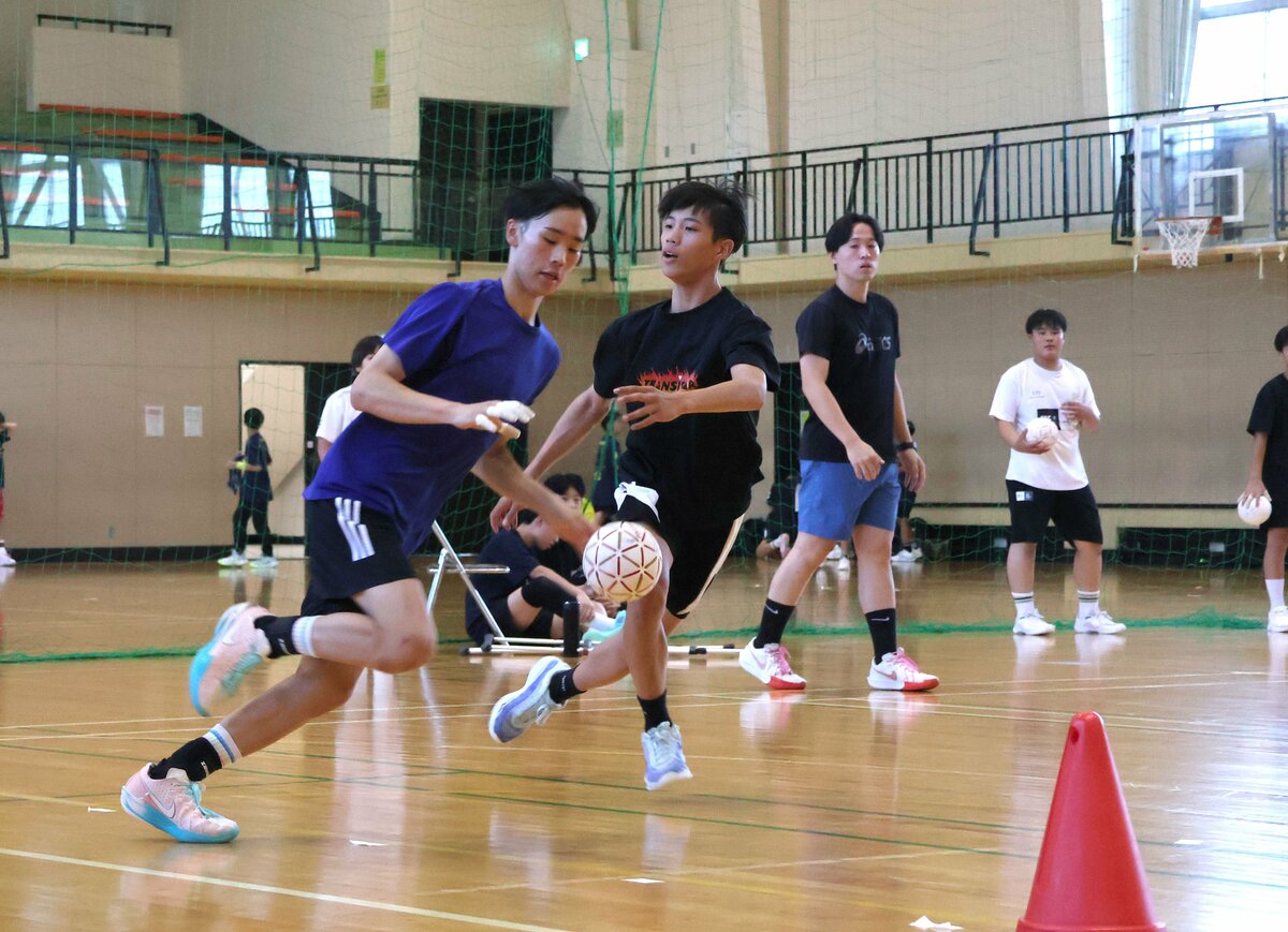 体育館でボールを追うTSCの中学生
