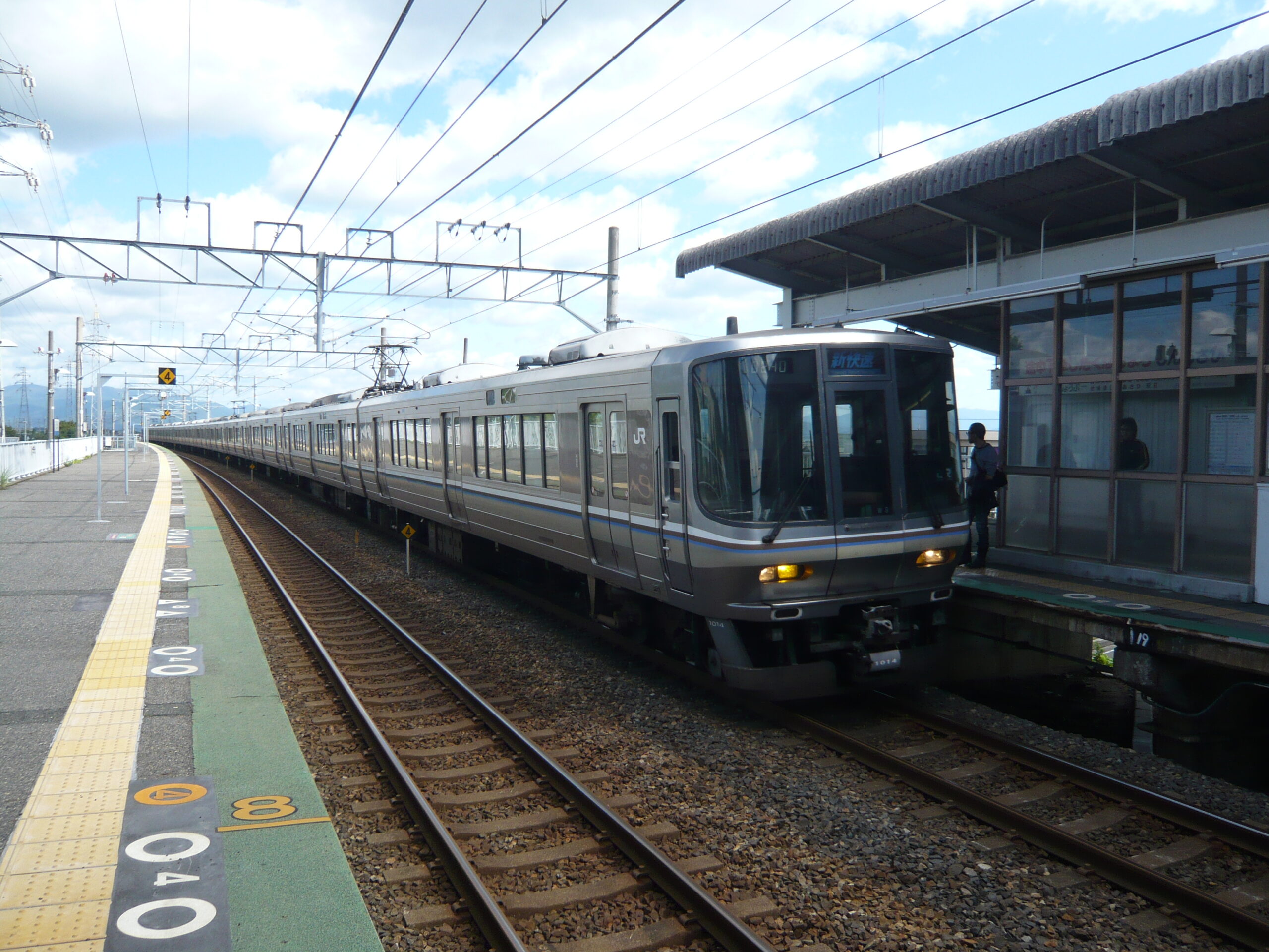 新旭駅に入線する湖西線の新快速223系