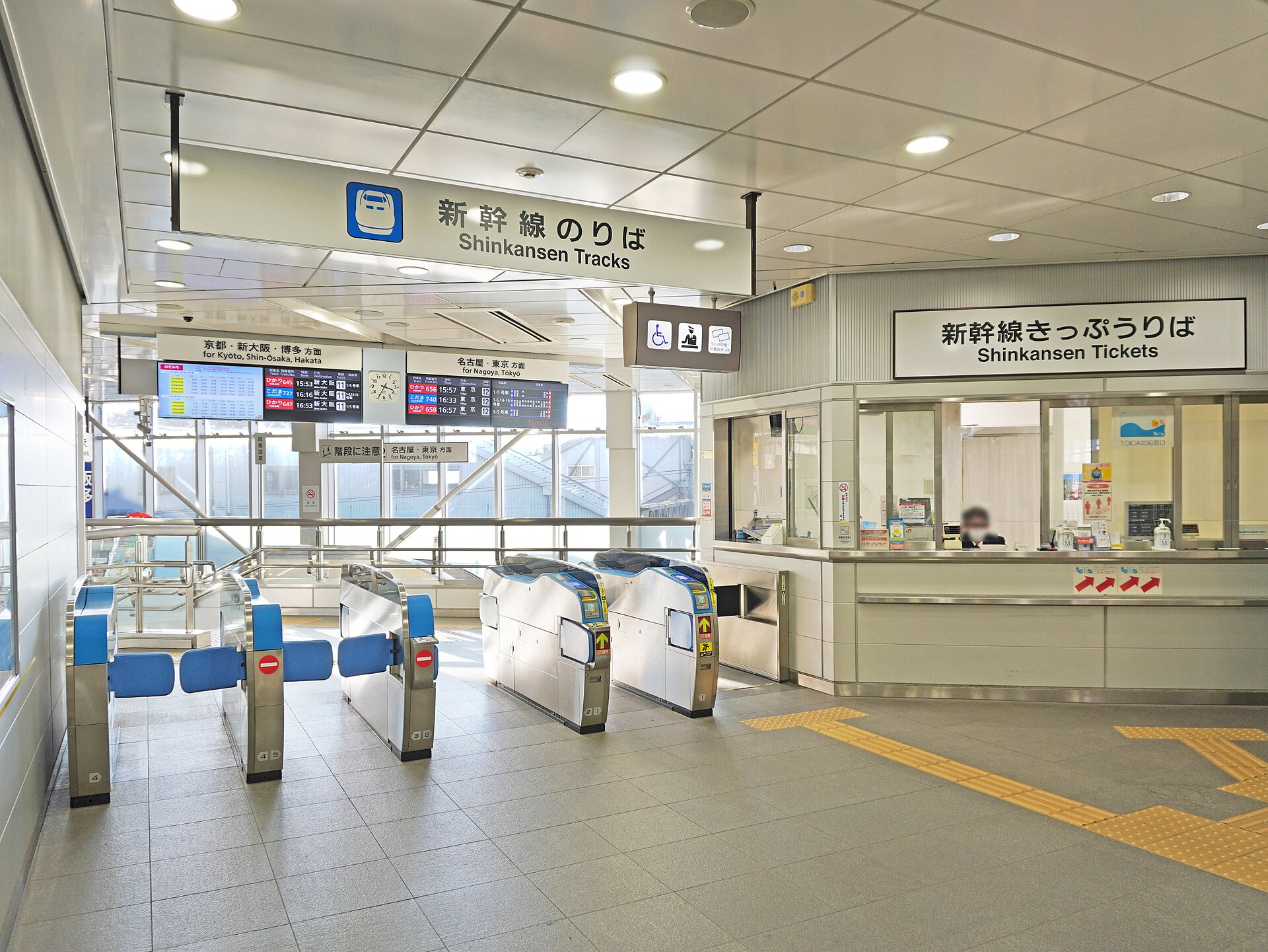 米原駅の新幹線改札と切符売り場。東海道新幹線との接続口