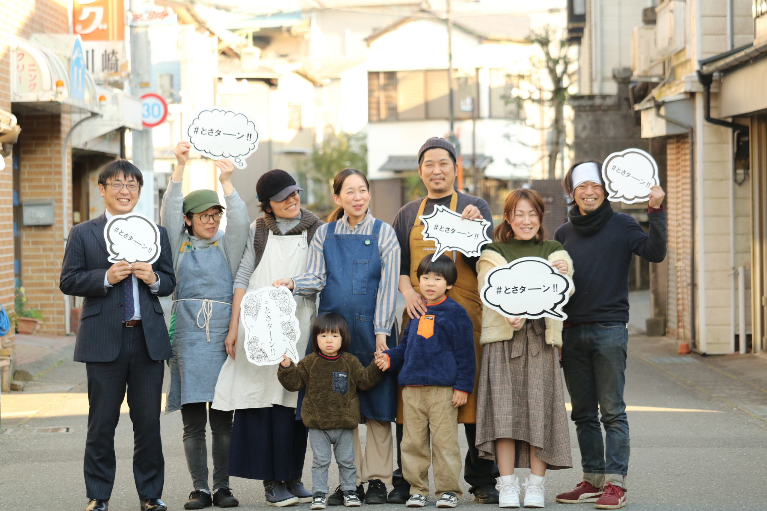 おいでや働く移住フェア公式サイトの会場写真。屋内ホールにブースと来場者が並ぶ