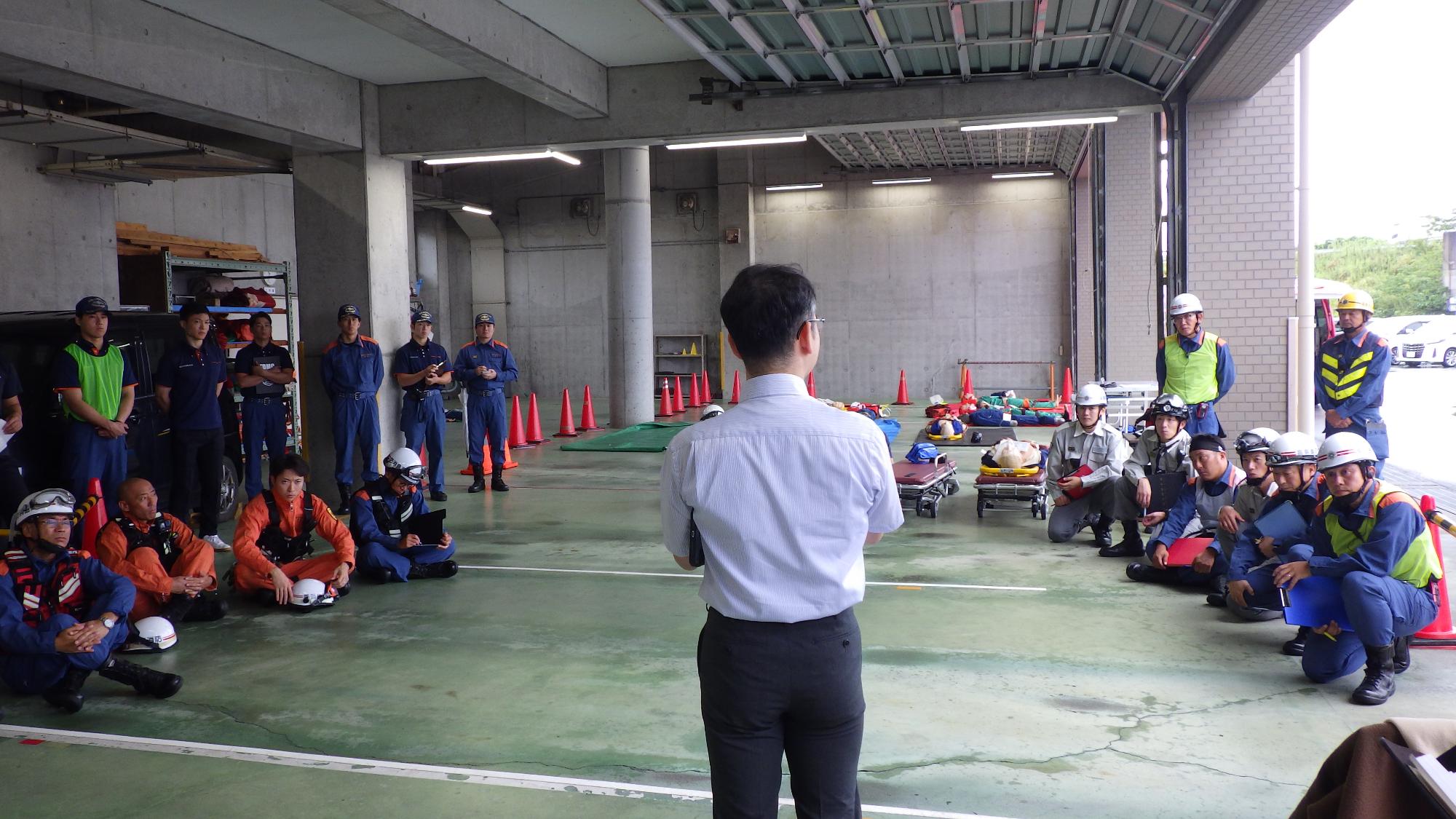 医師から講評を受ける隊員